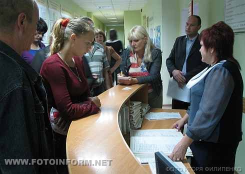 Кировоград: В отделах социальной защиты начали выдавать талоны (фото)
